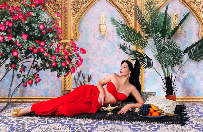 Обои картинки фото девушки, анна шаховская, образ, косплей, наряд, цветы, дворец, фрукты, лампа, пальма, ковер
