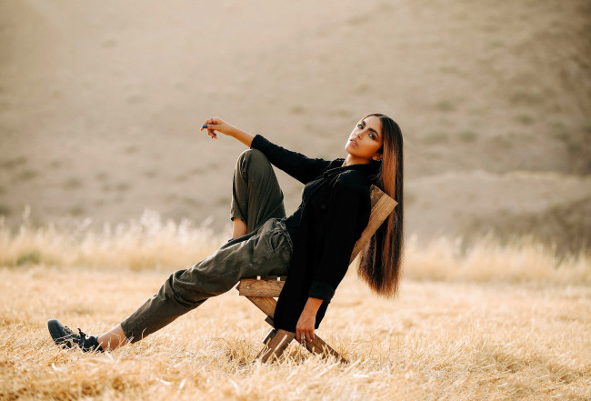 Обои картинки фото девушки, - брюнетки,  шатенки, шатенка, пальто, брюки, стол, лужайка