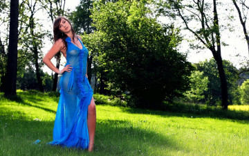 Картинка Conny+Lior девушки   браслет платье лужайка