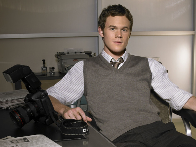 Обои картинки фото кино, фильмы, smallville, актер, жилет, камера