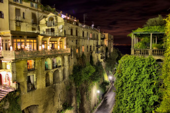 Картинка города -+огни+ночного+города фонари италия дорога дома высота сорренто балконы огни зелень вид сверху переулок ночь