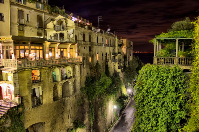 Обои картинки фото города, - огни ночного города, фонари, италия, дорога, дома, высота, сорренто, балконы, огни, зелень, вид, сверху, переулок, ночь