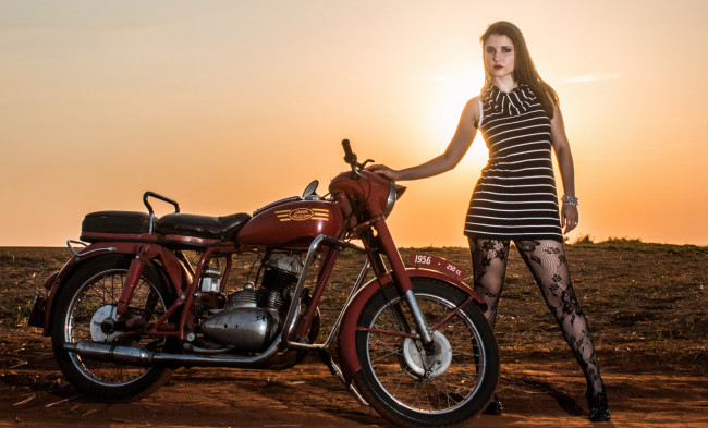 Обои картинки фото мотоциклы, мото с девушкой, девушки