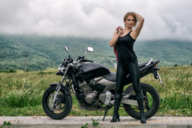 Обои картинки фото мотоциклы, мото с девушкой, девушки