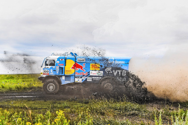 Обои картинки фото спорт, авторалли, rally, kamaz, silk, way, трава, камаз, гонка, 300, ралли, скорость, брызги, мастер, master, silkway, россия, грязь, шёлковый, путь