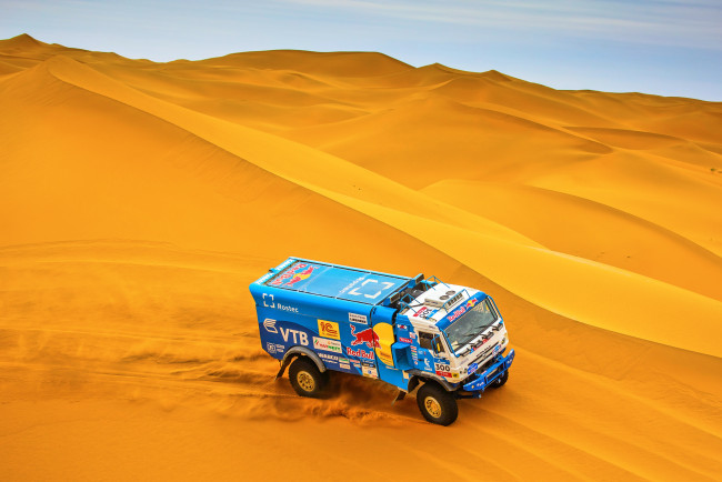 Обои картинки фото спорт, авторалли, redbull, лучшие, золото, шёлковый, путь, мастер, россия, silk, way, дюна, пески, красота, природа, master, состязание, kamaz, rally, silkway, скорость, камаз, ралли, гонка, небо, бездорожье, грузовик, песок