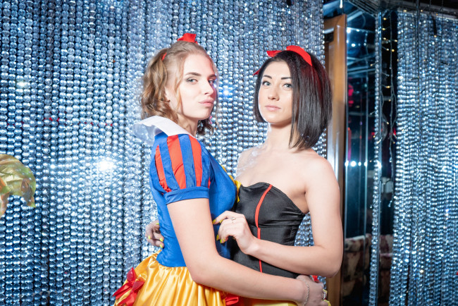 Обои картинки фото девушки, - креатив,  косплей, golden, girls, ночной, клуб, модель