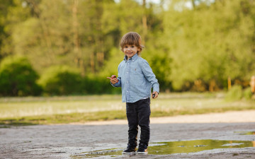 Картинка разное дети мальчик рубашка лужа лес