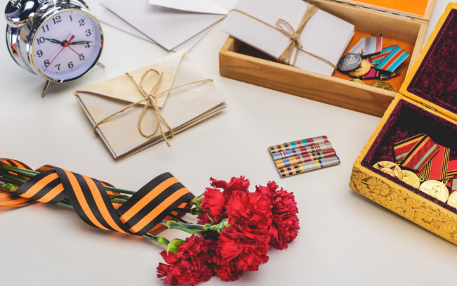 Обои картинки фото праздничные, день победы, гвоздики, лента, письма, будильник, награды