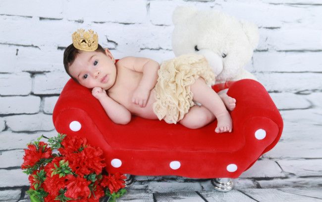 Обои картинки фото разное, дети, девочка, корона, диван, цветы, мишка