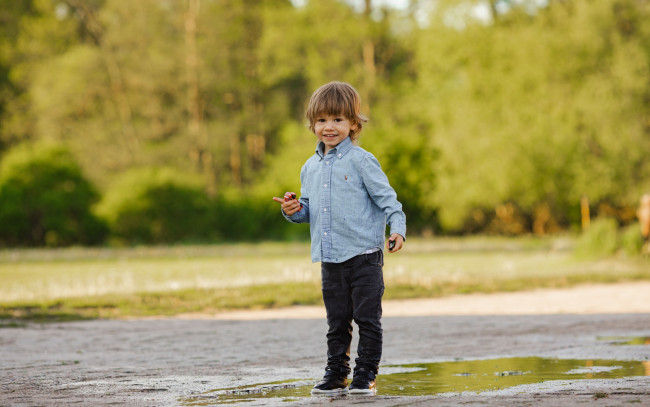 Обои картинки фото разное, дети, мальчик, рубашка, лужа, лес