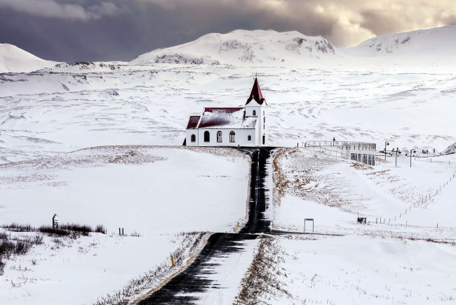 Обои картинки фото ingjaldshlskirkja church, iceland, города, - католические соборы,  костелы,  аббатства, ingjaldshlskirkja, church