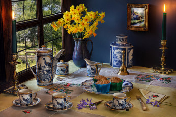 Картинка еда натюрморт нарциссы свечи кофейный сервиз кексы