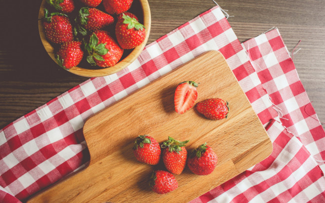 Обои картинки фото еда, клубника,  земляника, ягоды, спелая