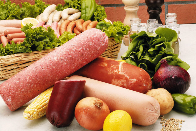 Обои картинки фото еда, колбасные изделия, лук, лимон, кукуруза, колбаса, сосиски