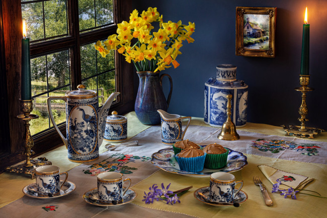 Обои картинки фото еда, натюрморт, нарциссы, свечи, кофейный, сервиз, кексы