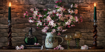 обоя еда, напитки,  вино, свечи, букет, колокольчик, бокалы, вино, графин