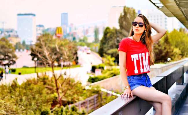 Обои картинки фото девушки, - брюнетки,  шатенки, шатенка, футболка, шорты, парапет, панорама, улица, деревья