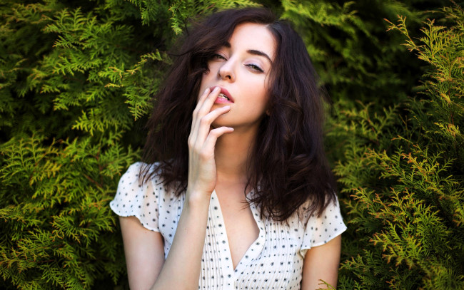 Обои картинки фото ксюша власова, девушки, - лица,  портреты, шатенка, лицо, рубашка, туя