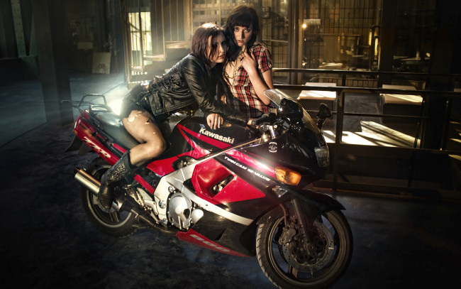 Обои картинки фото мотоциклы, мото, девушкой, сапоги