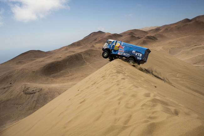Обои картинки фото спорт, авторалли, небо, скорость, песок, пыль, 2014, грузовик, даль, перевал, dakar, kamaz, камаз-мастер, дакар, подъем, пустыня, камаз, дюна, russia, россия, master
