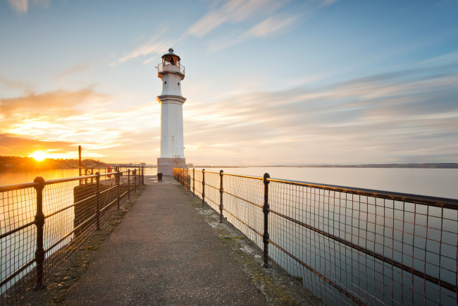 Обои картинки фото природа, маяки, маяк, newhaven, scotland, edinburgh, волнорез, утро, море