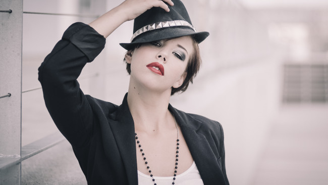 Обои картинки фото девушки, -unsort , брюнетки,  шатенки, девушка, взгляд, johanna, шляпа, макияж