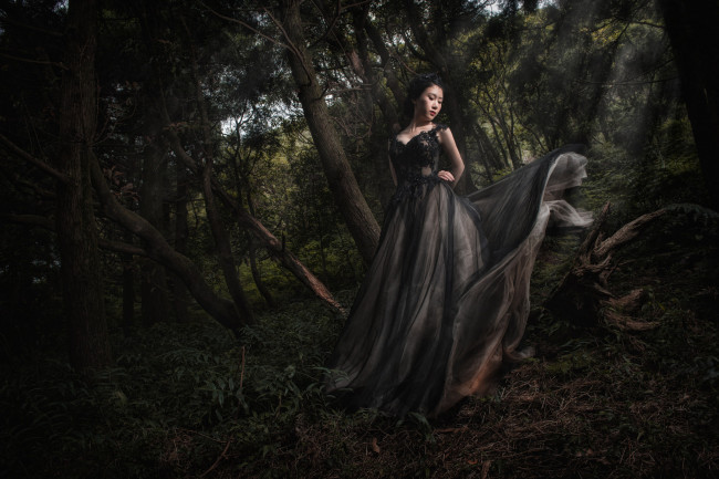 Обои картинки фото девушки, -unsort , азиатки, платье, деревья, природа, лес, девушка, сумрак