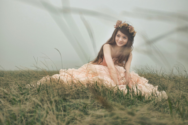 Обои картинки фото девушки, -unsort , азиатки, свадебное, платье, поле, девушка, азиатка