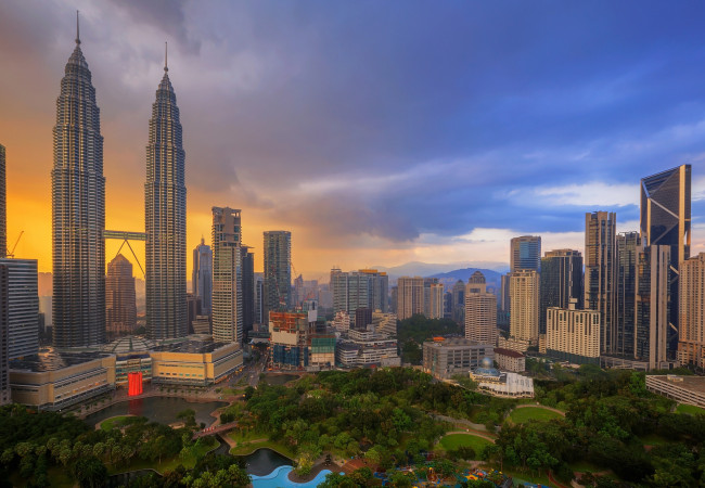 Обои картинки фото park in kuala lumper city, города, куала-лумпур , малайзия, близнецы, башни