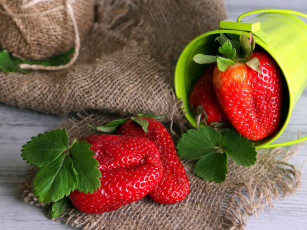 Картинка еда клубника +земляника крупная спелая красная на столе