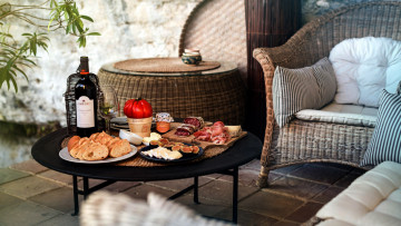 Картинка еда разное инжир колбаса помидор сыр вино