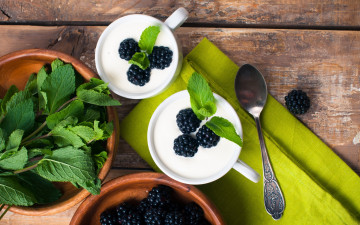 Картинка еда ежевика чашки ягоды молоко салфетка миски ложка мята стол