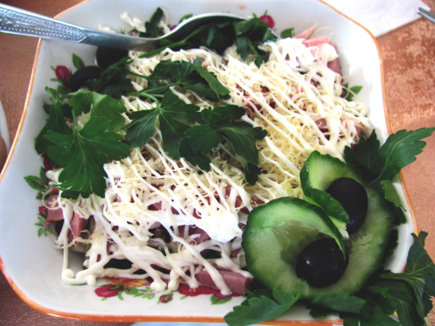 Обои картинки фото еда, салаты,  закуски, петрушка, салат, маслины