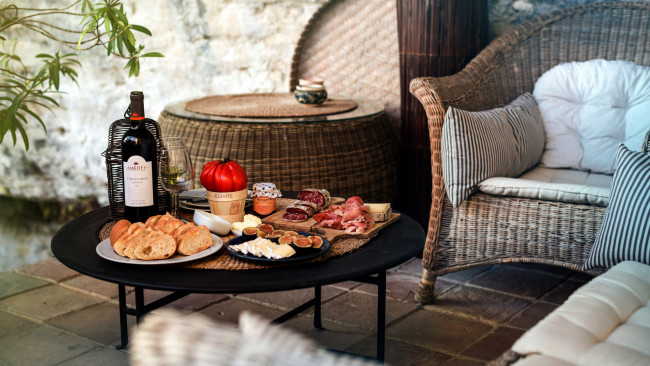 Обои картинки фото еда, разное, инжир, колбаса, помидор, сыр, вино