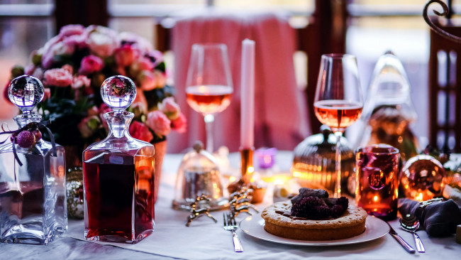 Обои картинки фото еда, сервировка, свечи, пирог, приборы, бокалы, коньяк