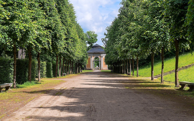 Обои картинки фото природа, парк, ворота, скамейки, аллея