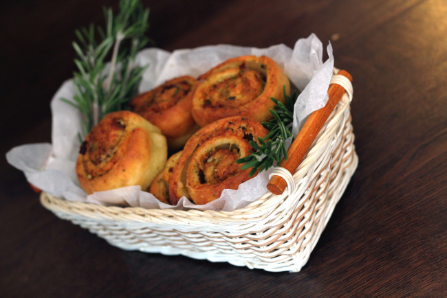 Обои картинки фото еда, хлеб,  выпечка, булочки, розмарин, корзинка