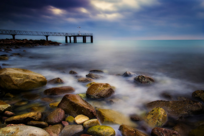 Обои картинки фото природа, моря, океаны, пляж, камни, берег, море