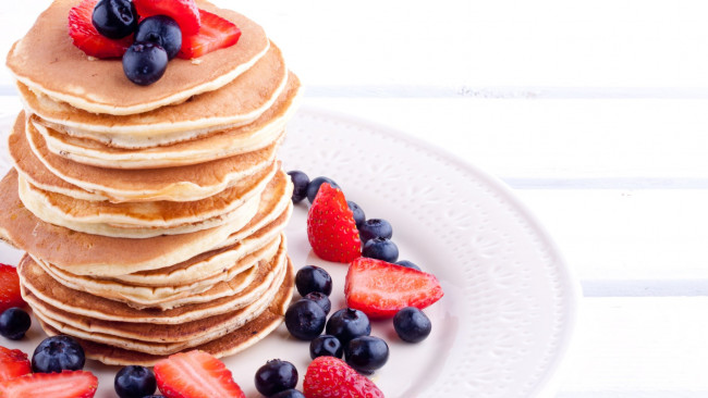 Обои картинки фото еда, блины,  оладьи, черника, клубника, оладьи