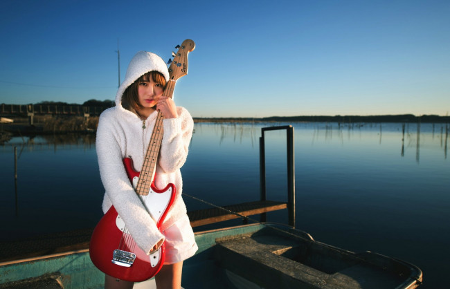 Обои картинки фото музыка, -другое, водоем, азиатка, гитара, взгляд, девушка