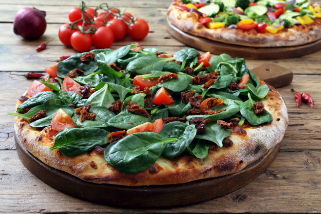 Обои картинки фото еда, пицца, помидоры, шпинат, томаты