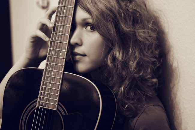 Обои картинки фото музыка, -другое, взгляд, девушка, гитара, лицо