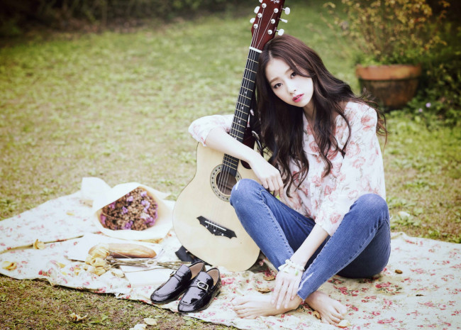 Обои картинки фото музыка, -другое, гитара, природа, пикник, взгляд, девушка