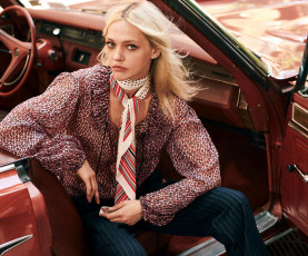 Картинка девушки саша+пивоварова модель блондинка шарф блузка машина