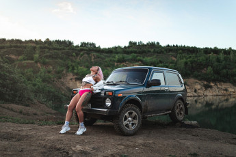 Картинка автомобили -авто+с+девушками lada 4x4