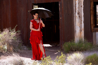 обоя девушки, aria giovanni, брюнетка, платье, зонт, сарай