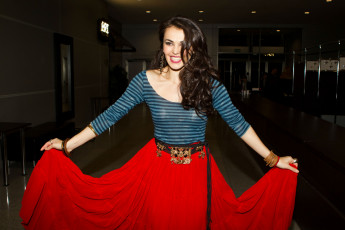 Картинка музыка сати+казанова певица шатенка топ юбка пояс