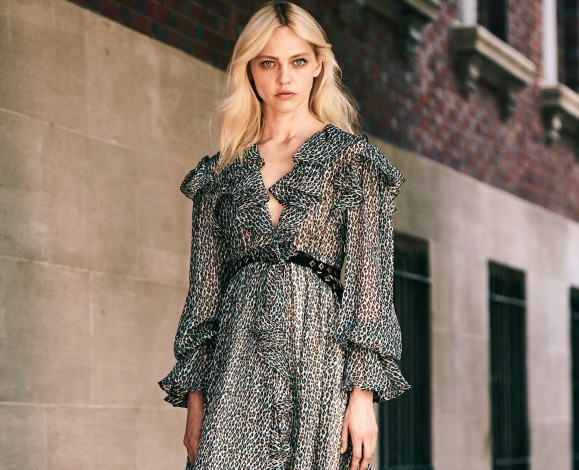 Обои картинки фото девушки, саша пивоварова, модель, блондинка, платье, дом