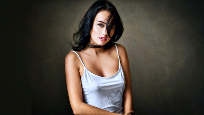 Обои картинки фото девушки, - брюнетки,  шатенки, девушка, портрет, майка, темный, фон